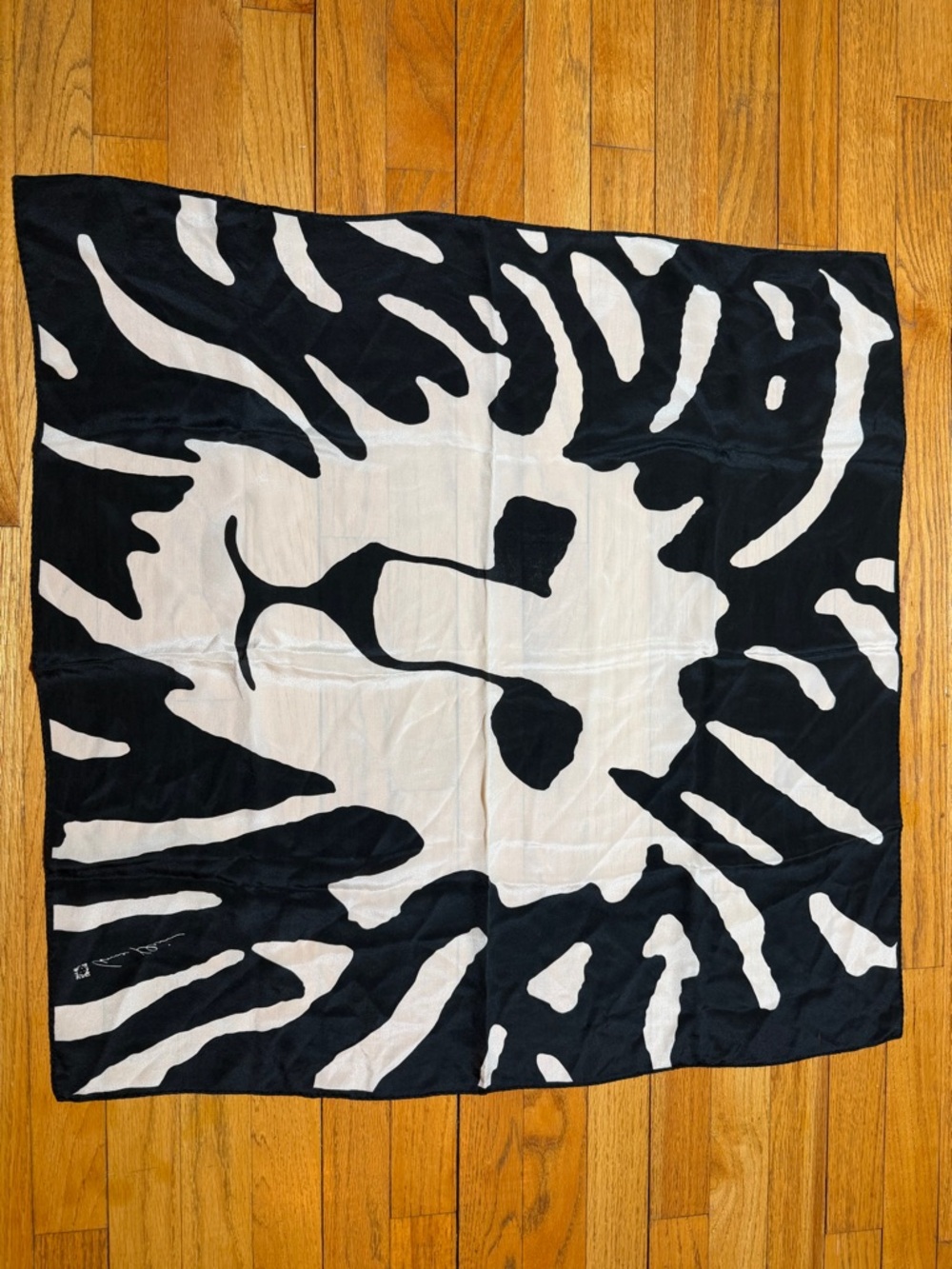 Ann klein vintage silk iconic lion scarf